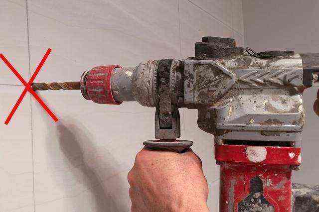 墙砖打孔裂了怎么办(墙砖打孔裂了怎么办呢)